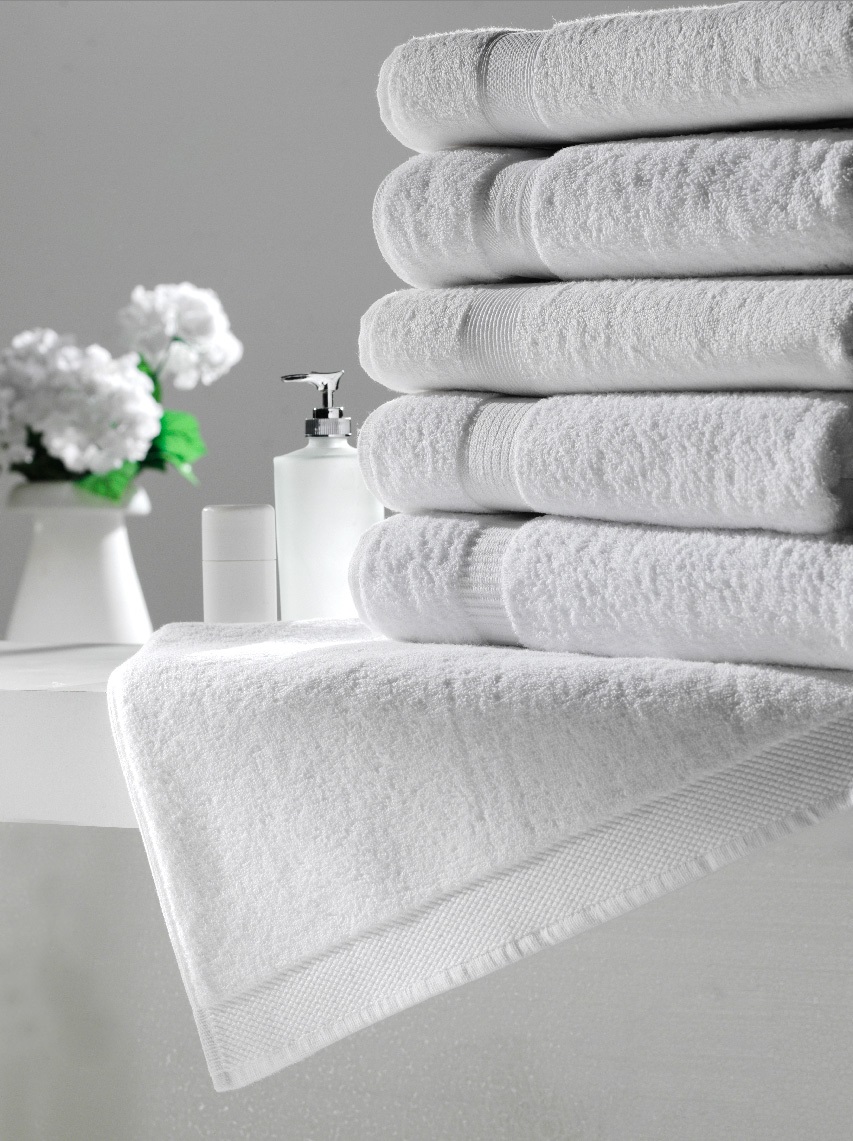 На 4 полотенца нужно. Полотенце махровое белый. Банные полотенца в интерьере ванной комнаты. Розовые полотенца в интерьере. Ванная комната полотенца белый.